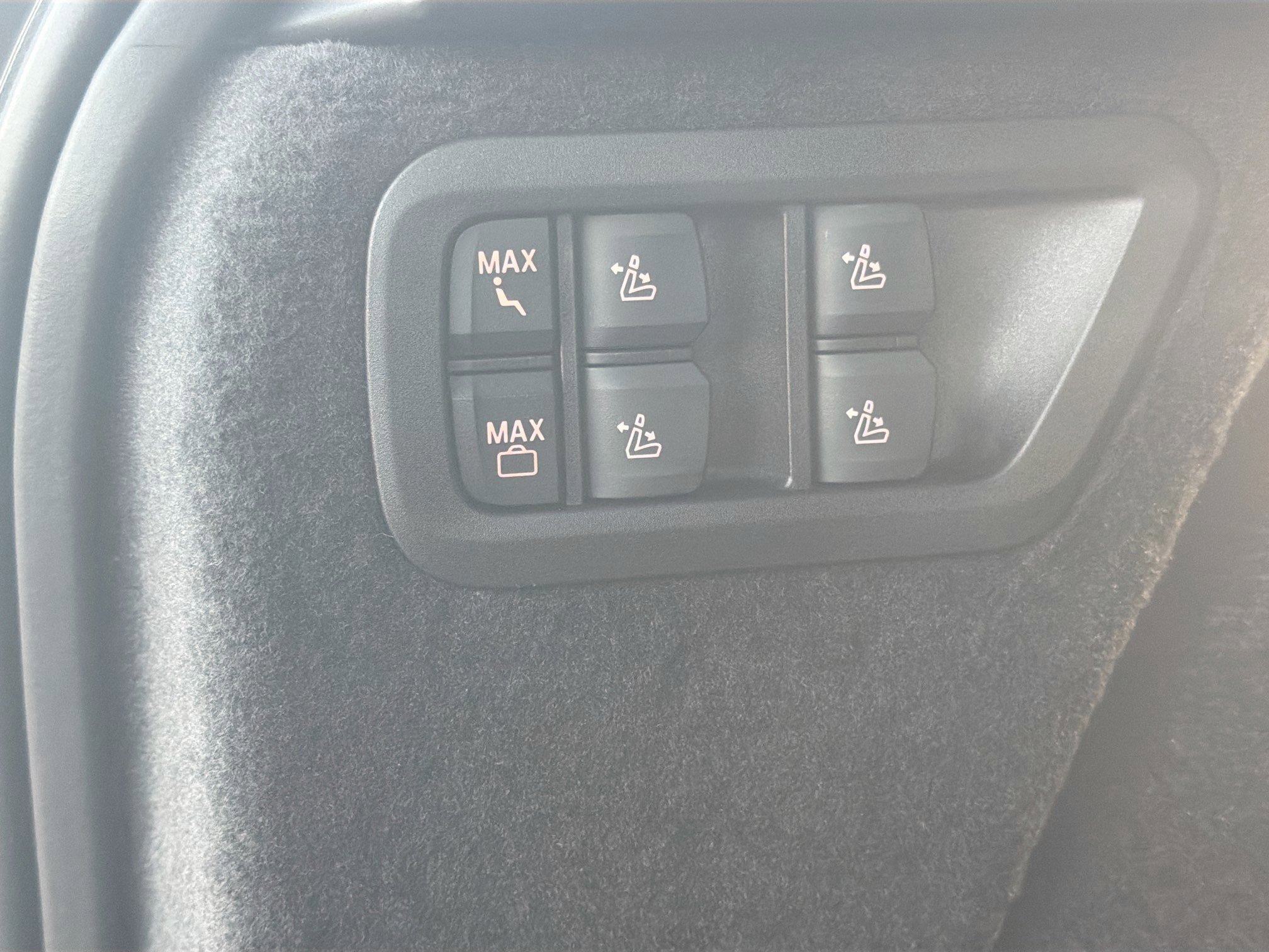 New 2026 BMW X7 M60i w/ Climate Comfort Package image 13