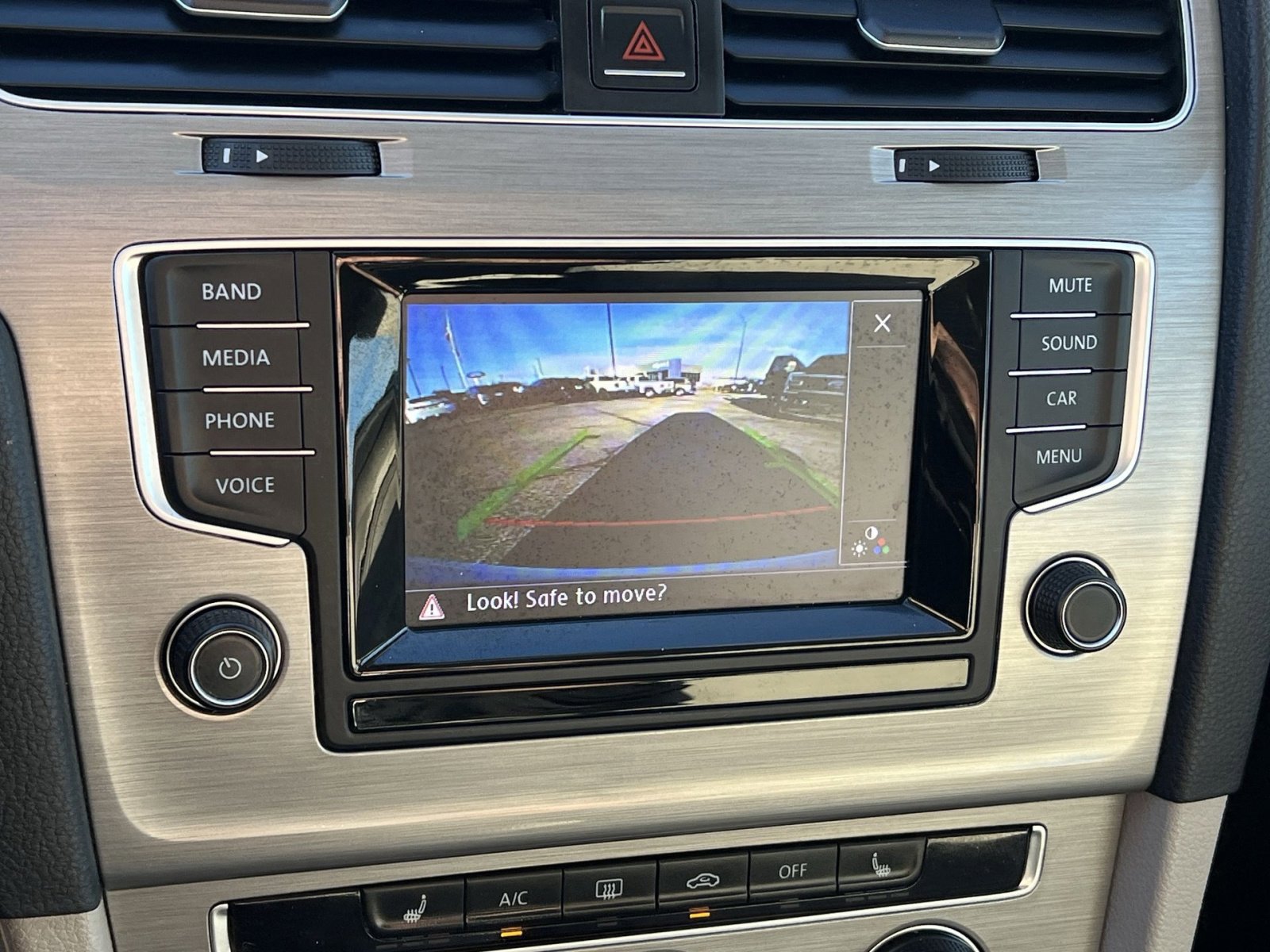 Used 2015 Volkswagen Golf S image 19