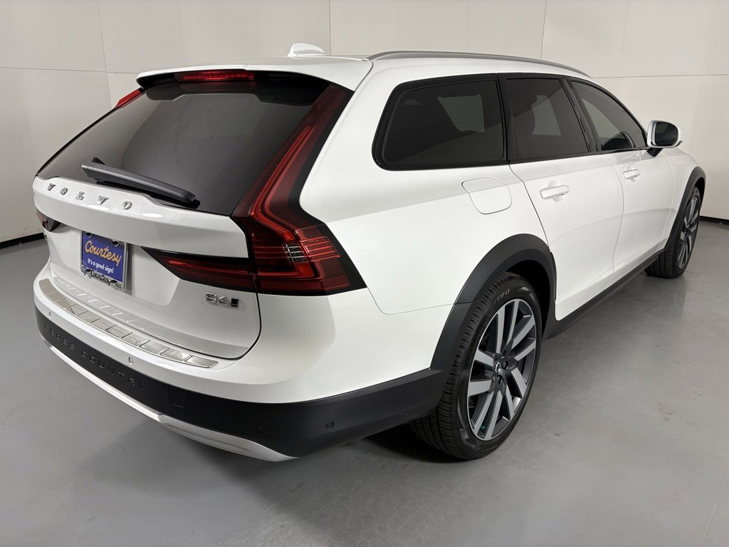 Used 2025 Volvo V90 B6 Cross Country Plus w/ Protection Package Premier image 8