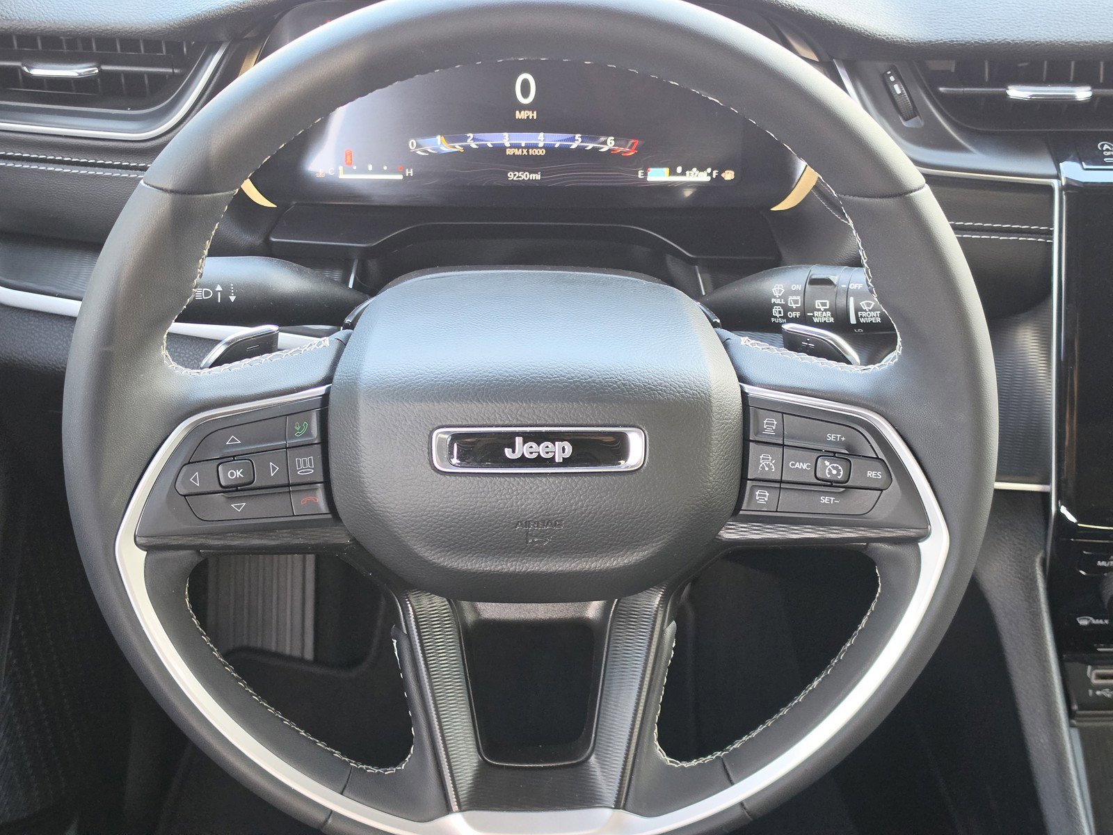 Used 2025 Jeep Grand Cherokee Laredo X w/ Luxury Tech Group I image 17