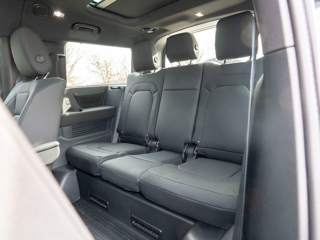 New 2026 Land Rover Defender 130 X-Dynamic SE image 23