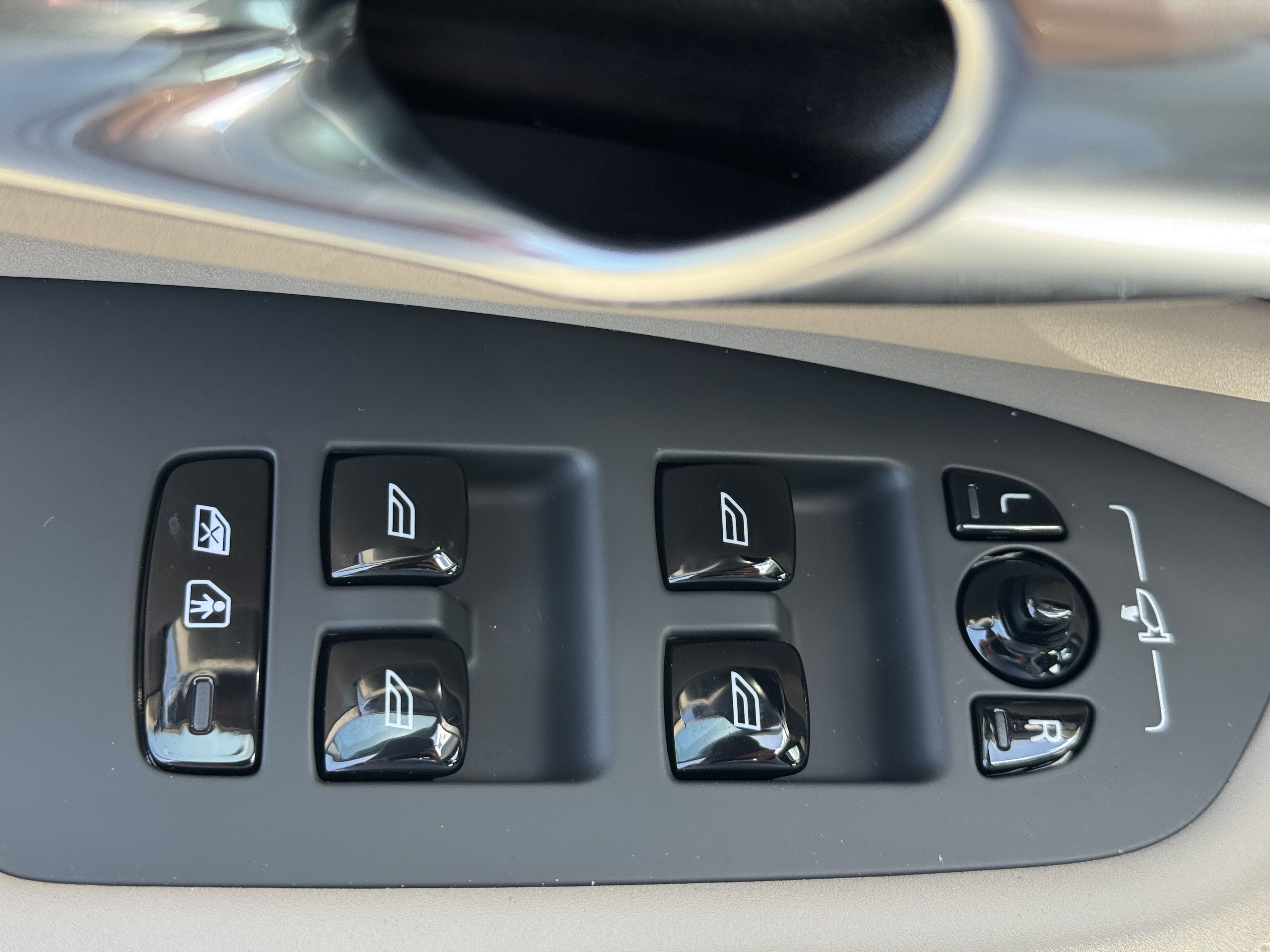 New 2026 Volvo XC90 B6 Plus w/ Protection Package Premier image 19
