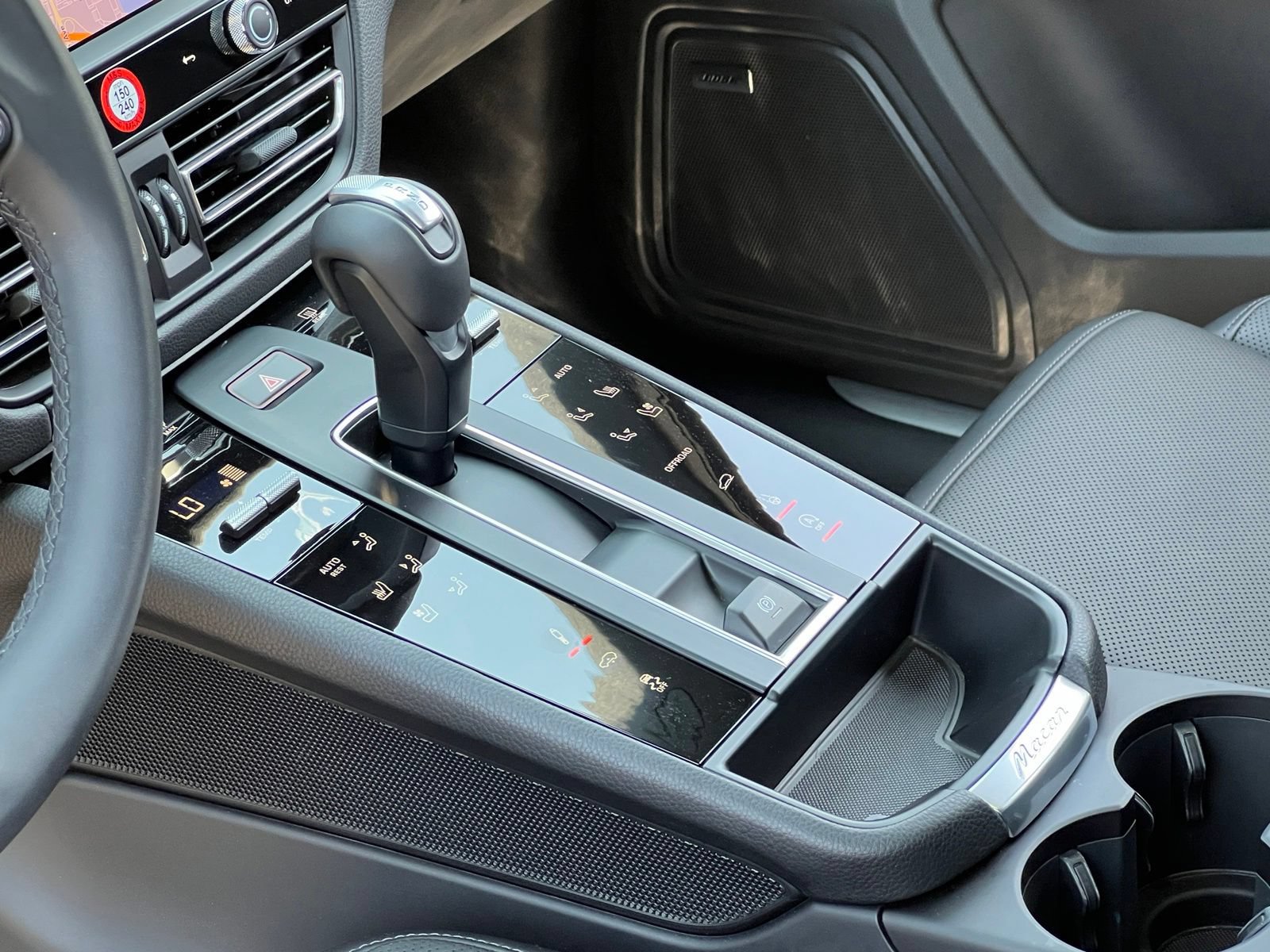 Certified 2025 Porsche Macan S AWD/4WD image 32