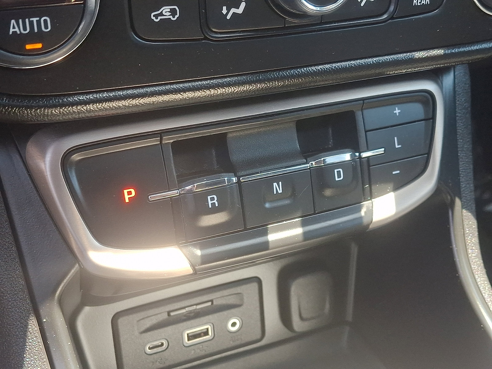Used 2023 GMC Terrain Denali w/ Denali Premium Package AWD/4WD image 15