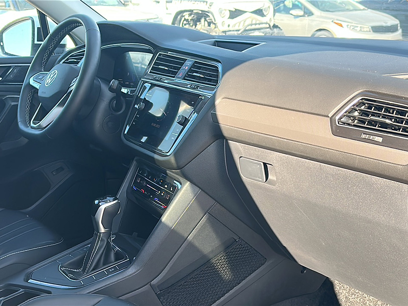 Used 2024 Volkswagen Tiguan SE w/ Panoramic Sunroof Package image 21