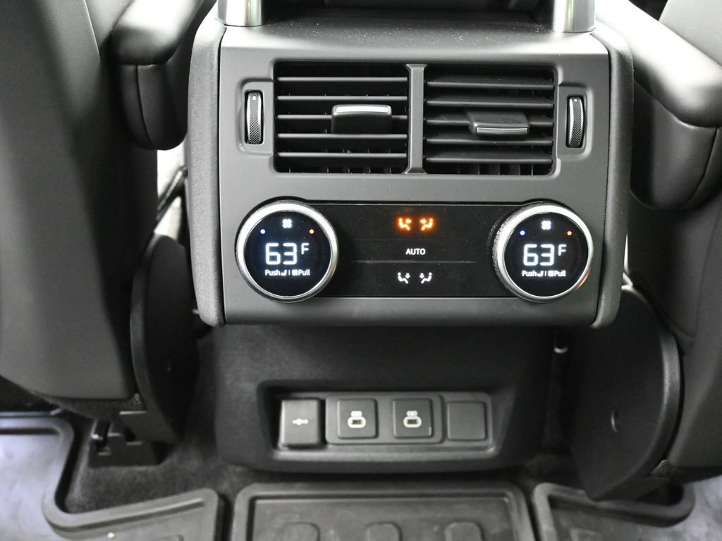 Used 2024 Land Rover Discovery Dynamic SE AWD/4WD image 18