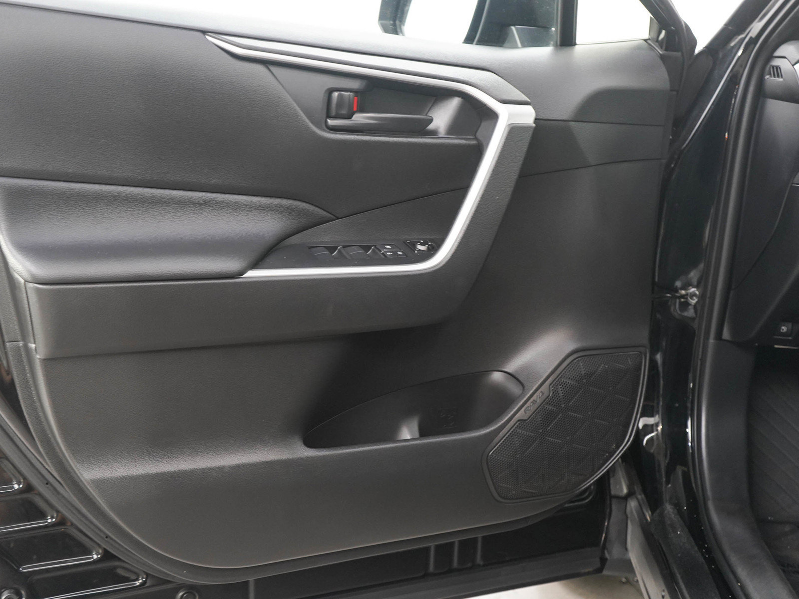 Used 2021 Toyota RAV4 SE w/ Weather & Moonroof Package AWD/4WD image 19