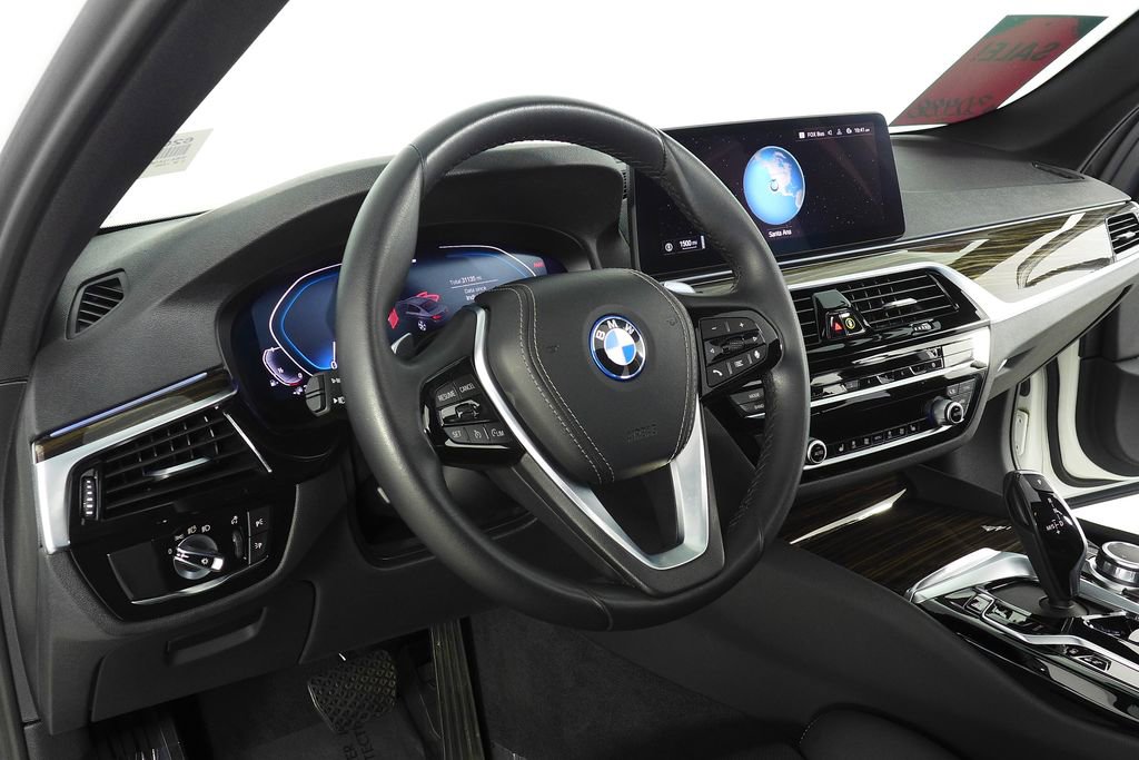 Certified 2022 BMW 530e w/ Convenience Package image 30