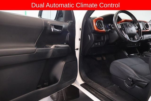 Used 2016 Toyota Tacoma TRD Off-Road w/ Premium & Technology Package AWD/4WD image 11