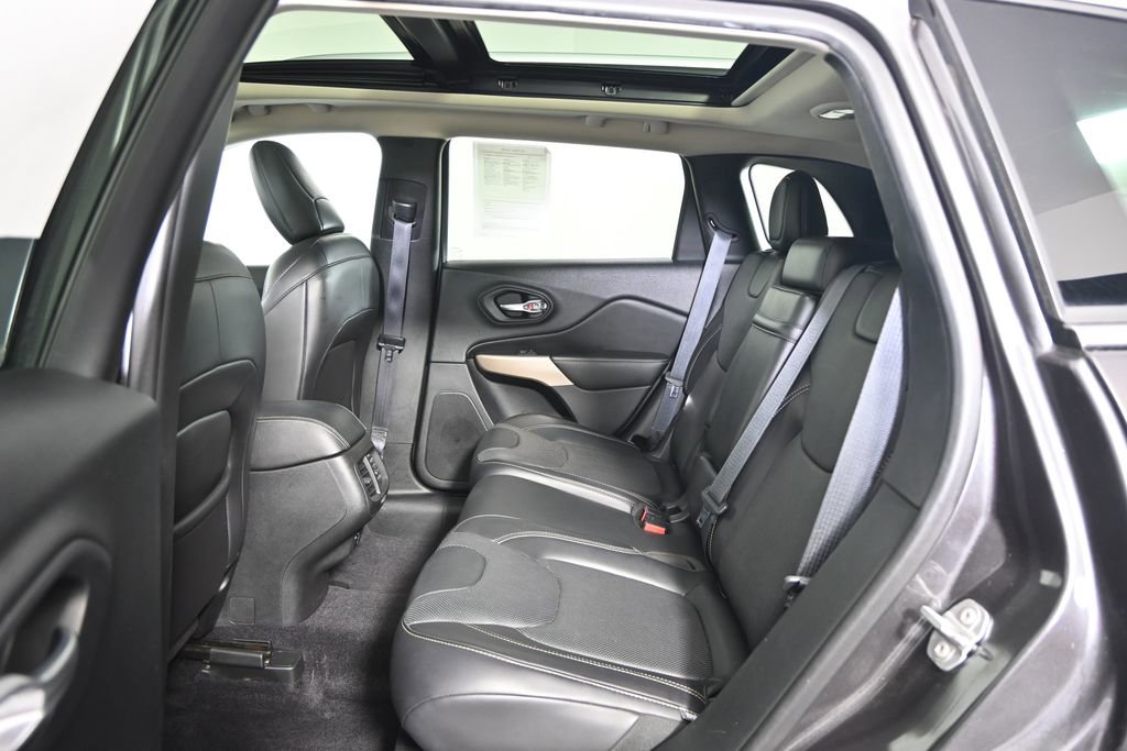 Used 2017 Jeep Cherokee Limited w/ Luxury Group AWD/4WD image 17