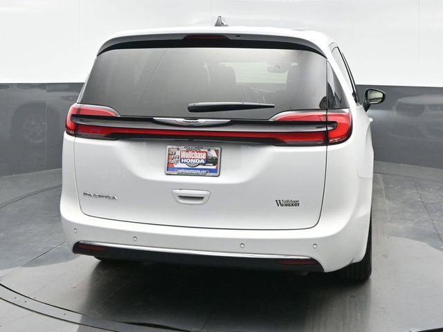 Used 2025 Chrysler Pacifica Select image 5