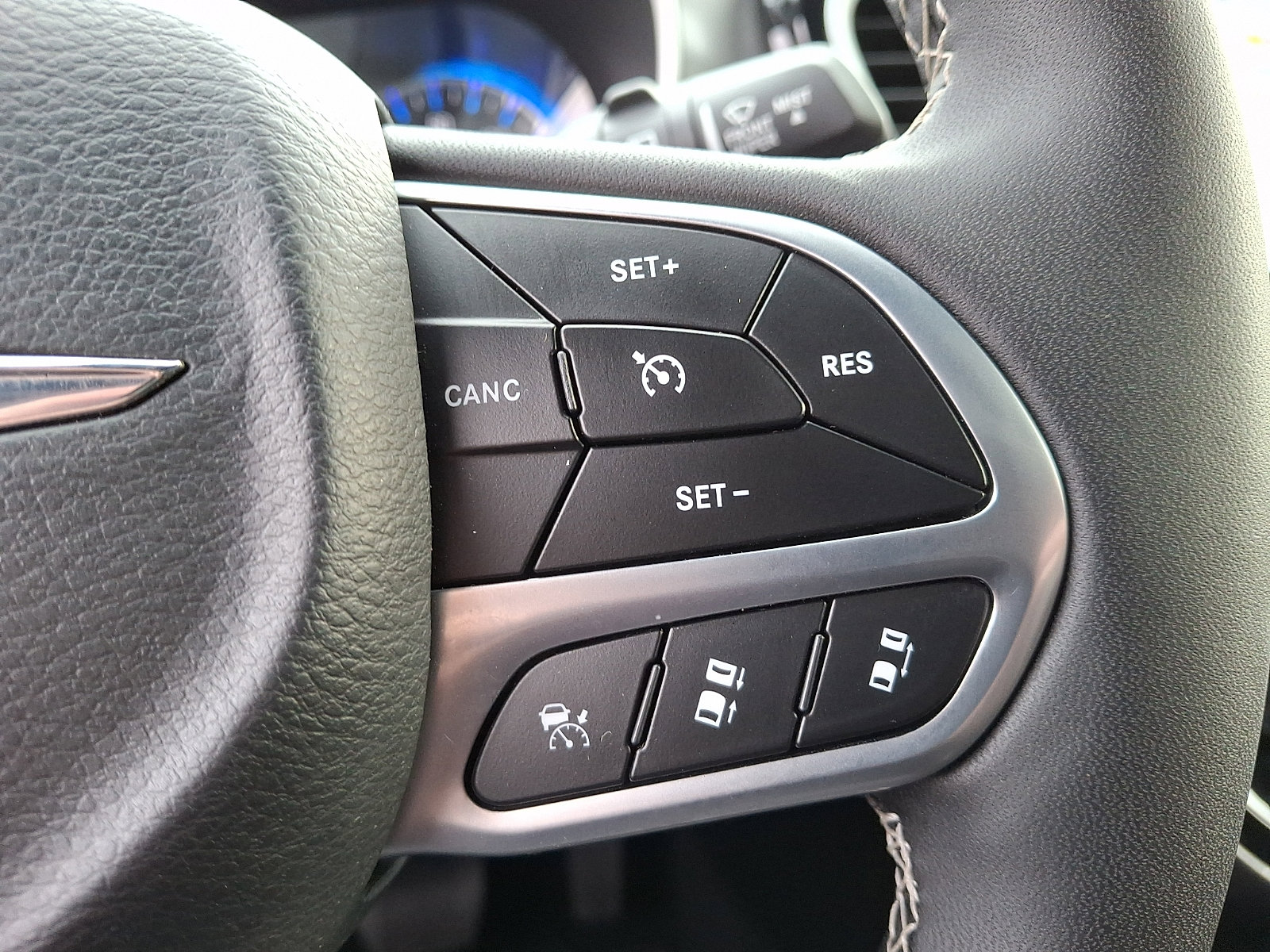 Certified 2025 Chrysler Pacifica Select image 24