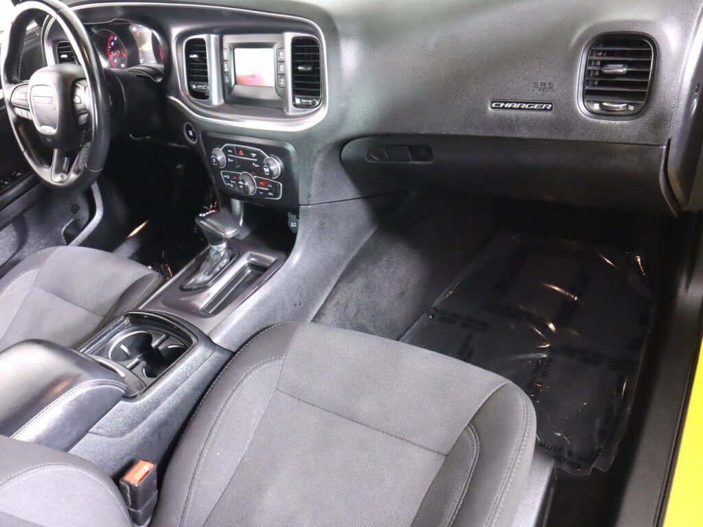 Used 2017 Dodge Charger SE w/ Blacktop Package RWD image 33