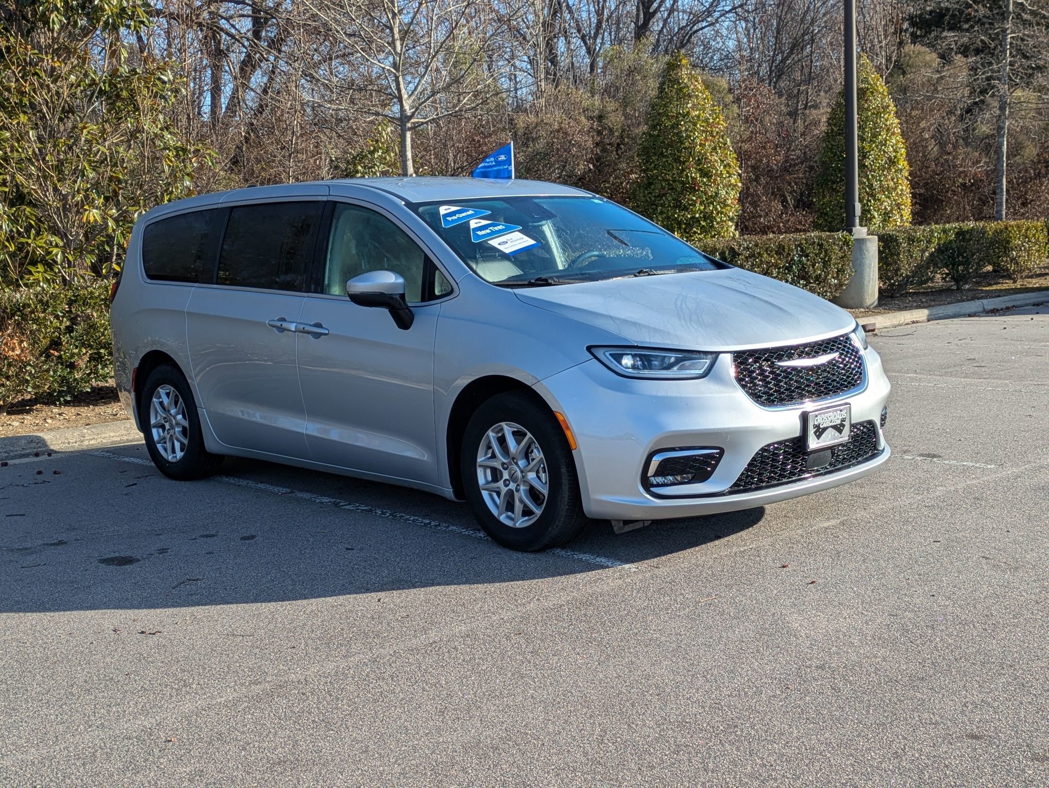 Used 2023 Chrysler Pacifica Touring-L image 2