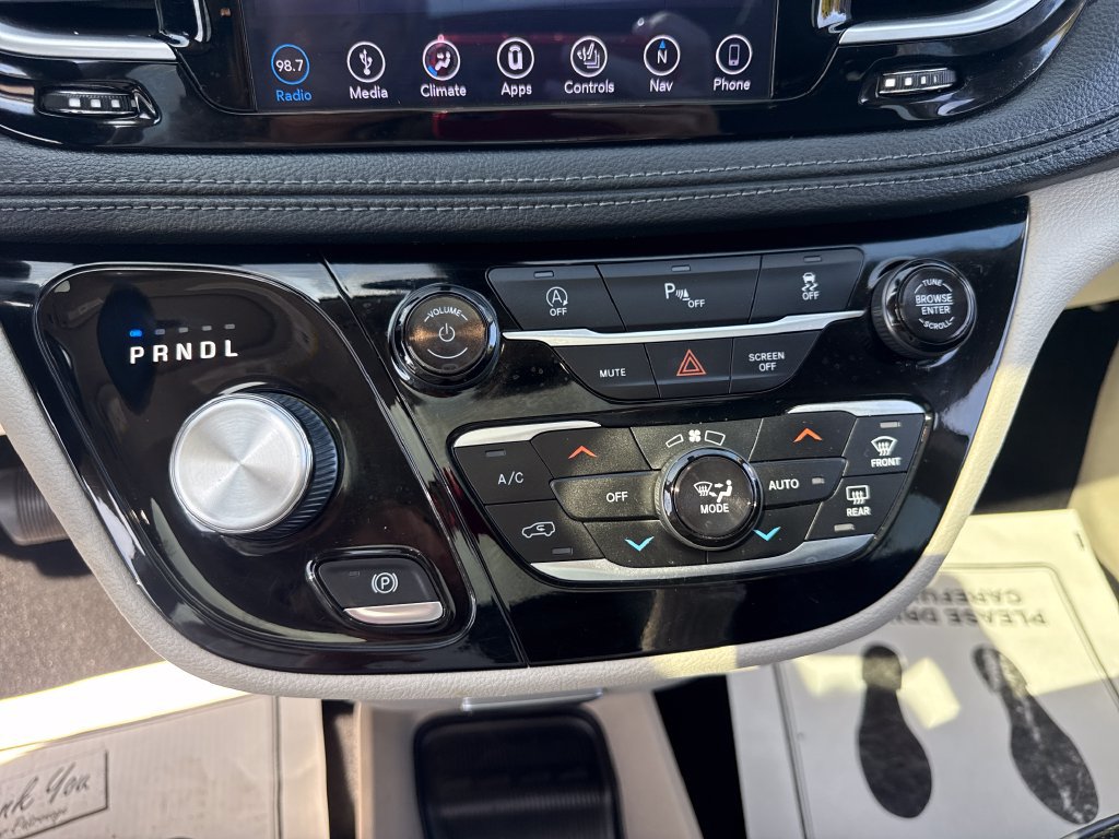 Used 2018 Chrysler Pacifica Limited FWD image 33