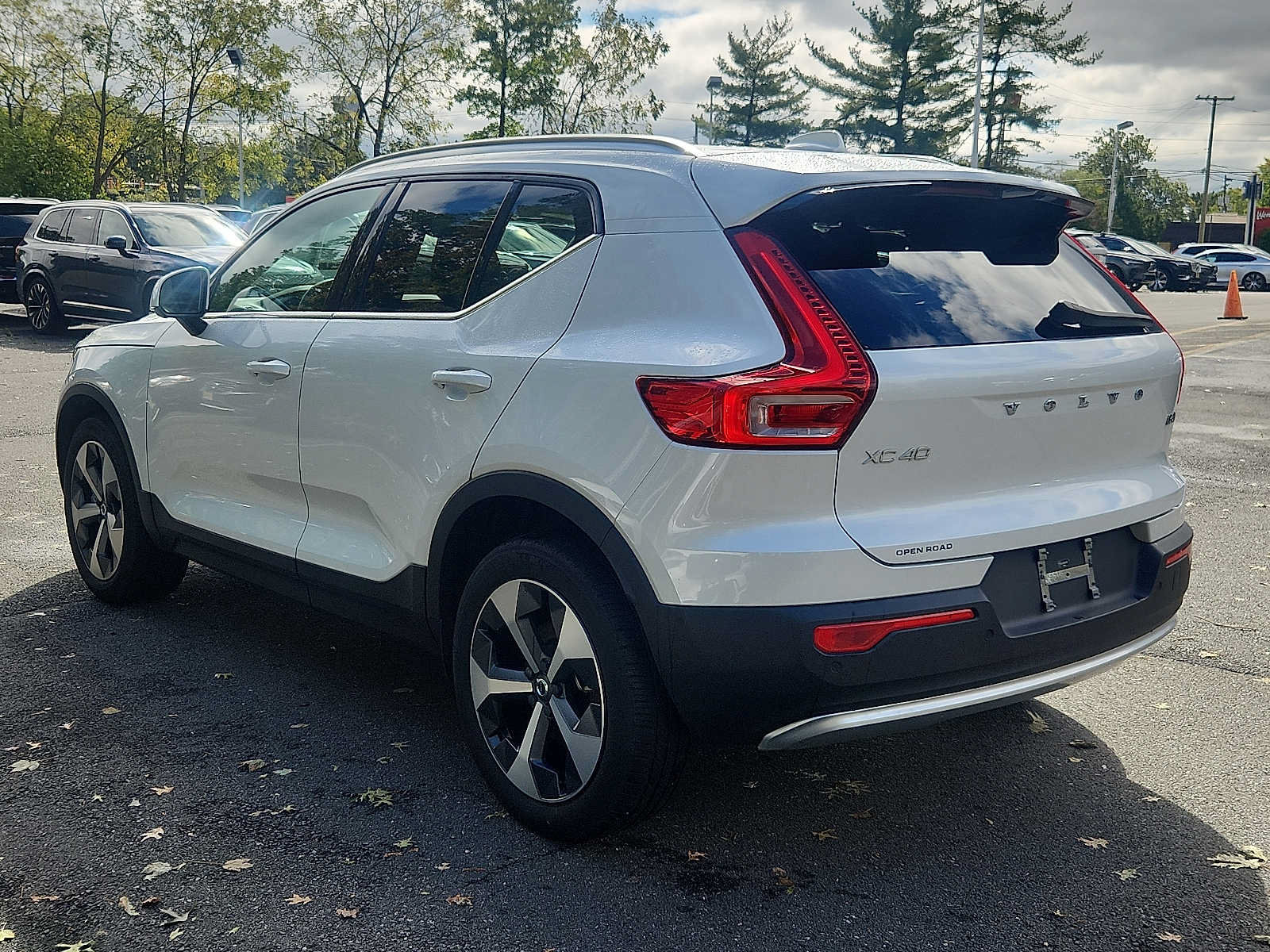 Used 2023 Volvo XC40 B5 Plus w/ Driver Assist Package AWD/4WD image 4