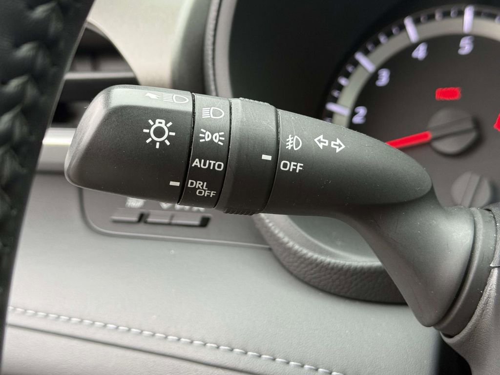 Used 2021 Toyota Highlander LE image 25