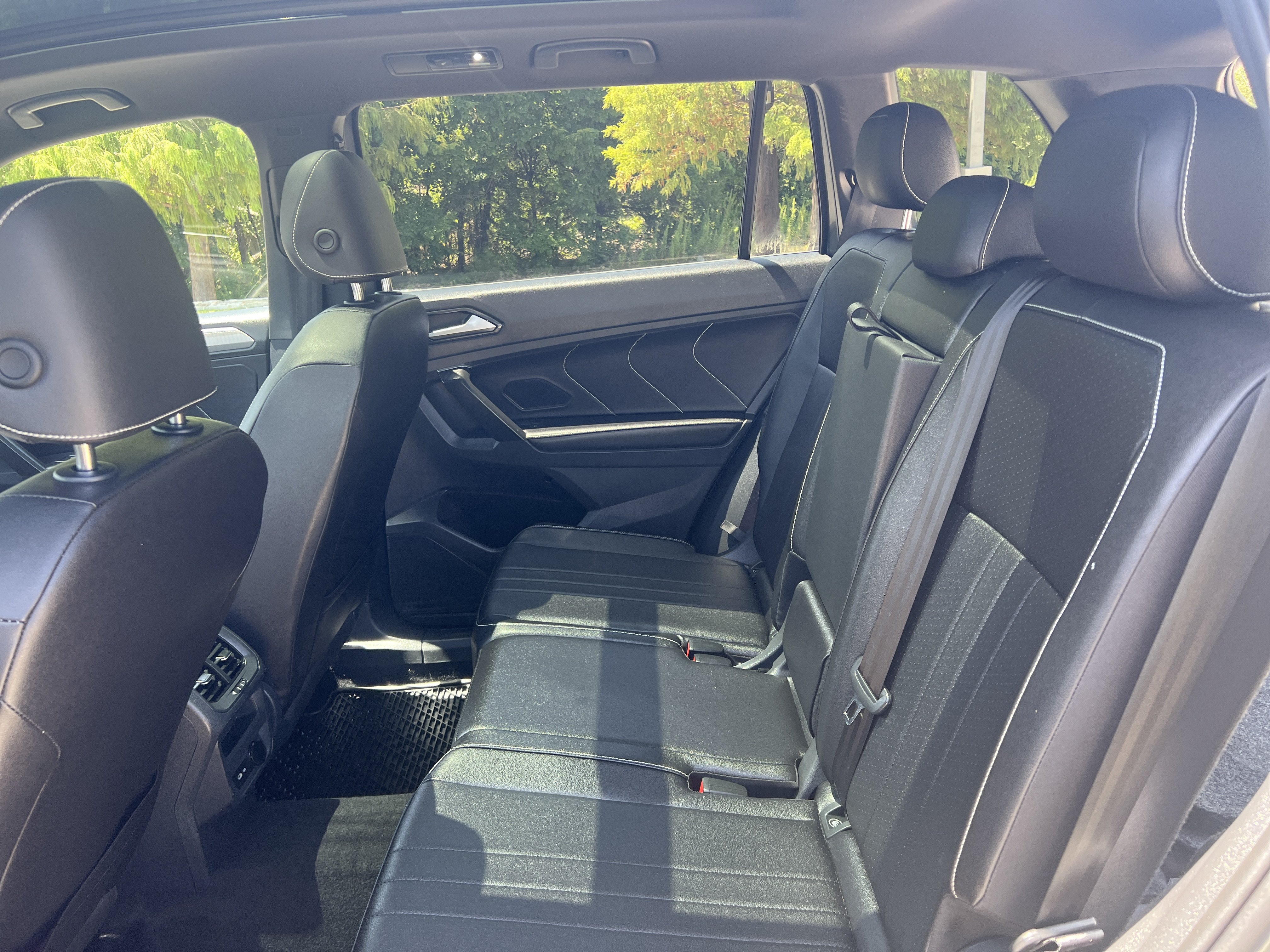 Certified 2024 Volkswagen Tiguan SE R-Line AWD/4WD image 28