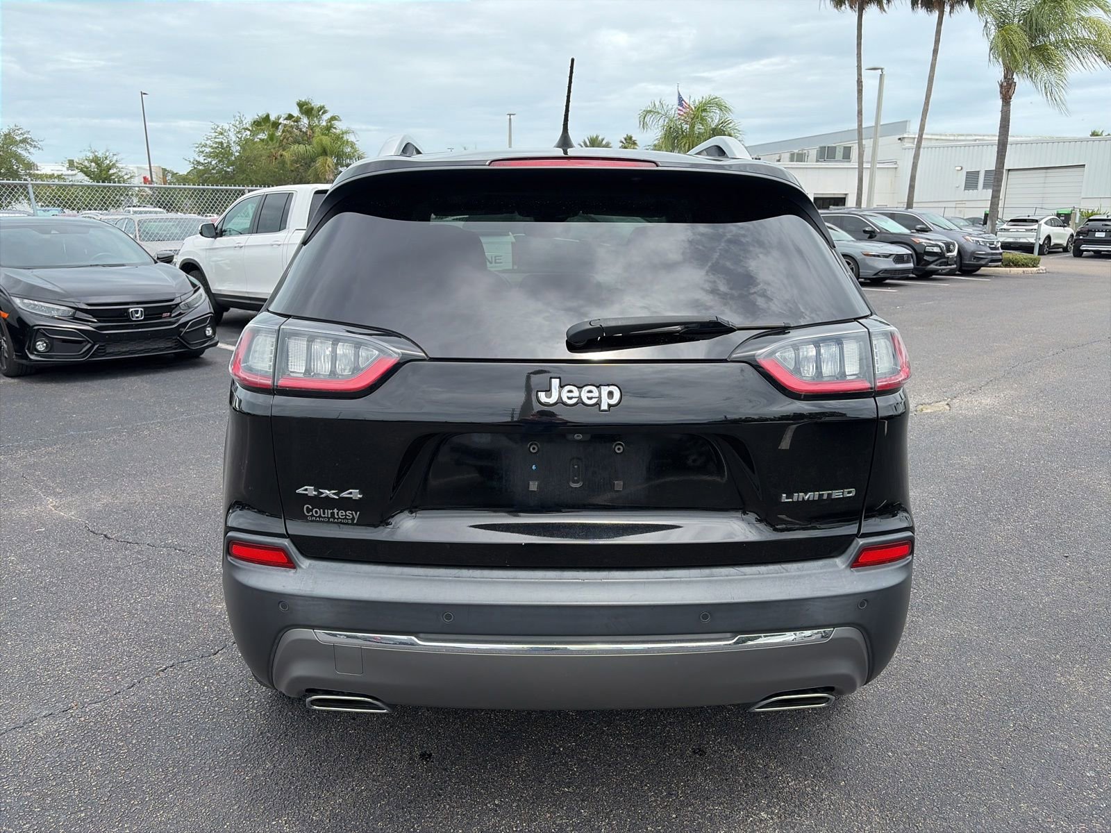 Used 2019 Jeep Cherokee Limited w/ Luxury Group AWD/4WD image 6