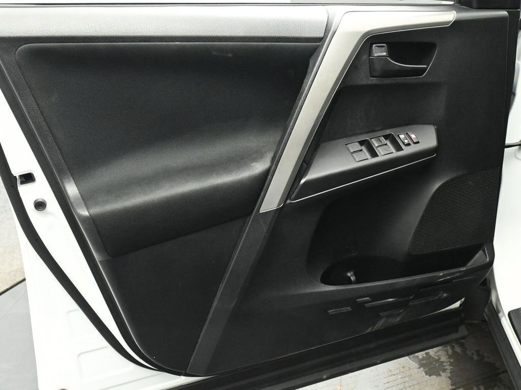 Used 2016 Toyota RAV4 LE image 10
