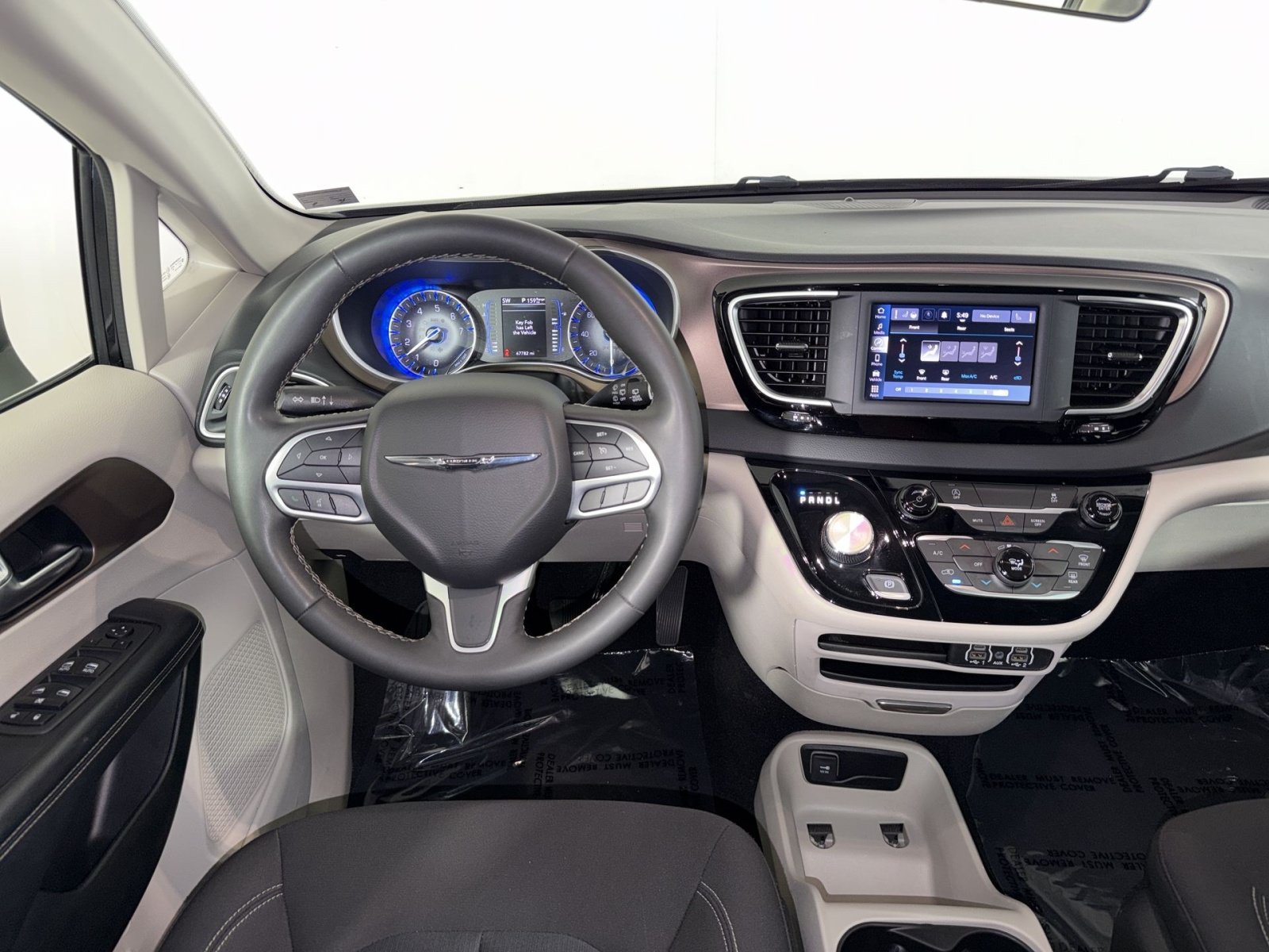 Used 2022 Chrysler Voyager LX FWD image 16