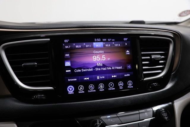 Used 2017 Chrysler Pacifica Touring-L FWD image 22