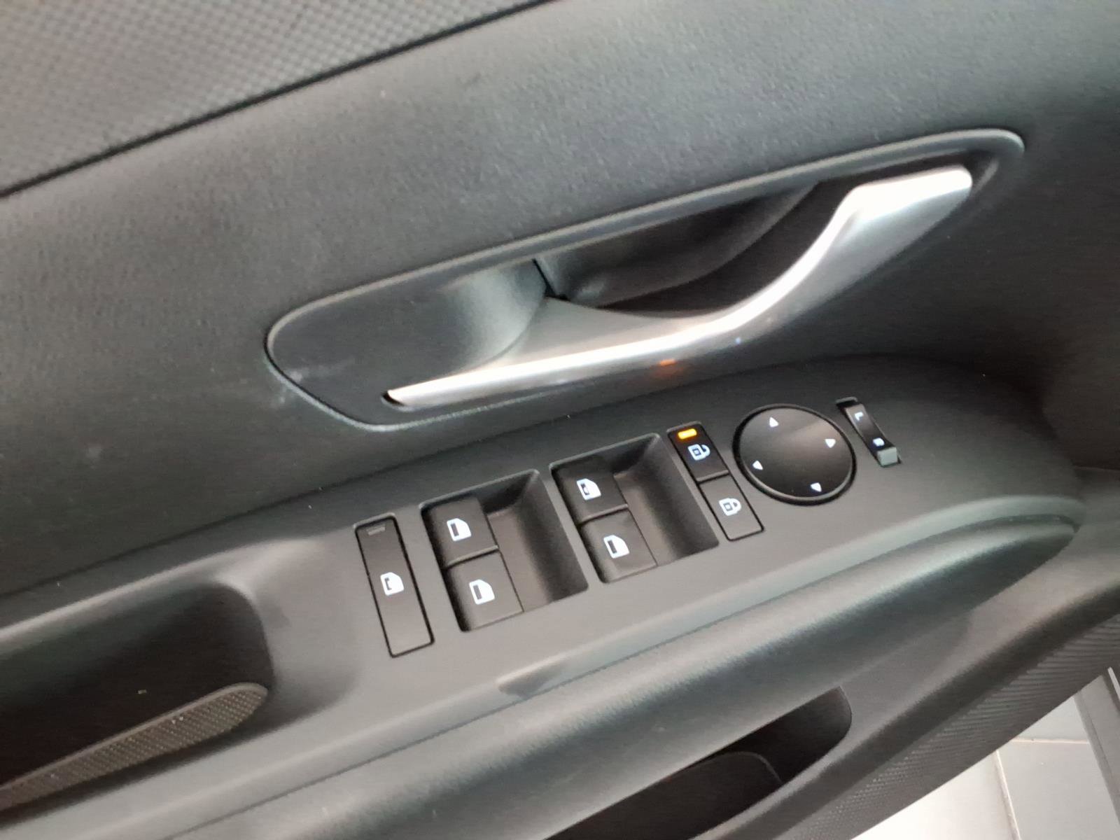 Certified 2025 Hyundai Tucson SE image 18