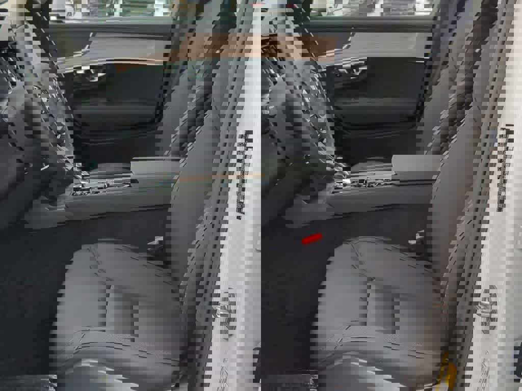 Certified 2025 Volvo XC90 B5 Core w/ Protection Package Premier image 15