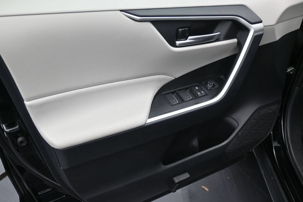 Used 2025 Toyota RAV4 XLE w/ Convenience Package FWD image 11