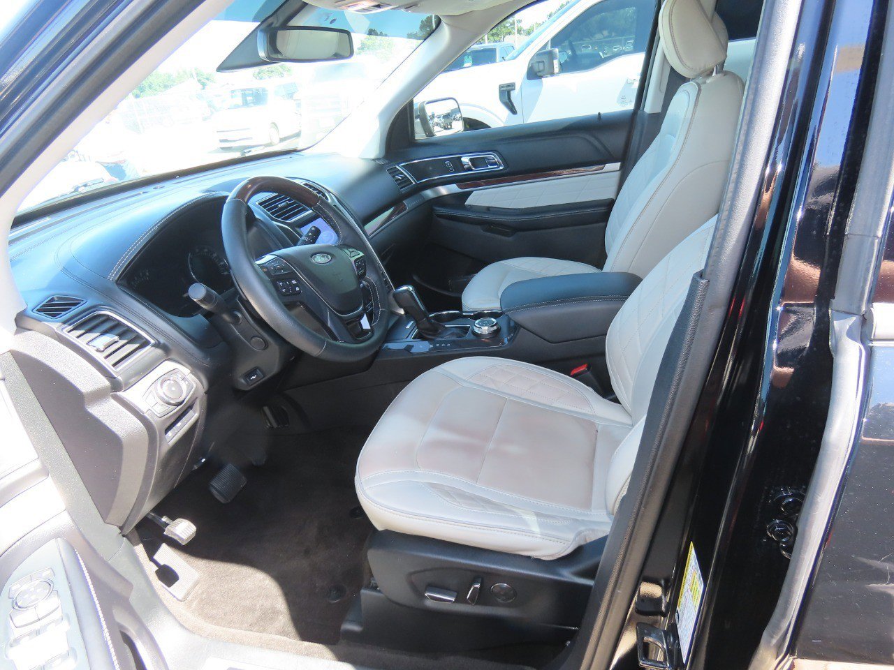 Used 2018 Ford Explorer Platinum AWD/4WD image 27