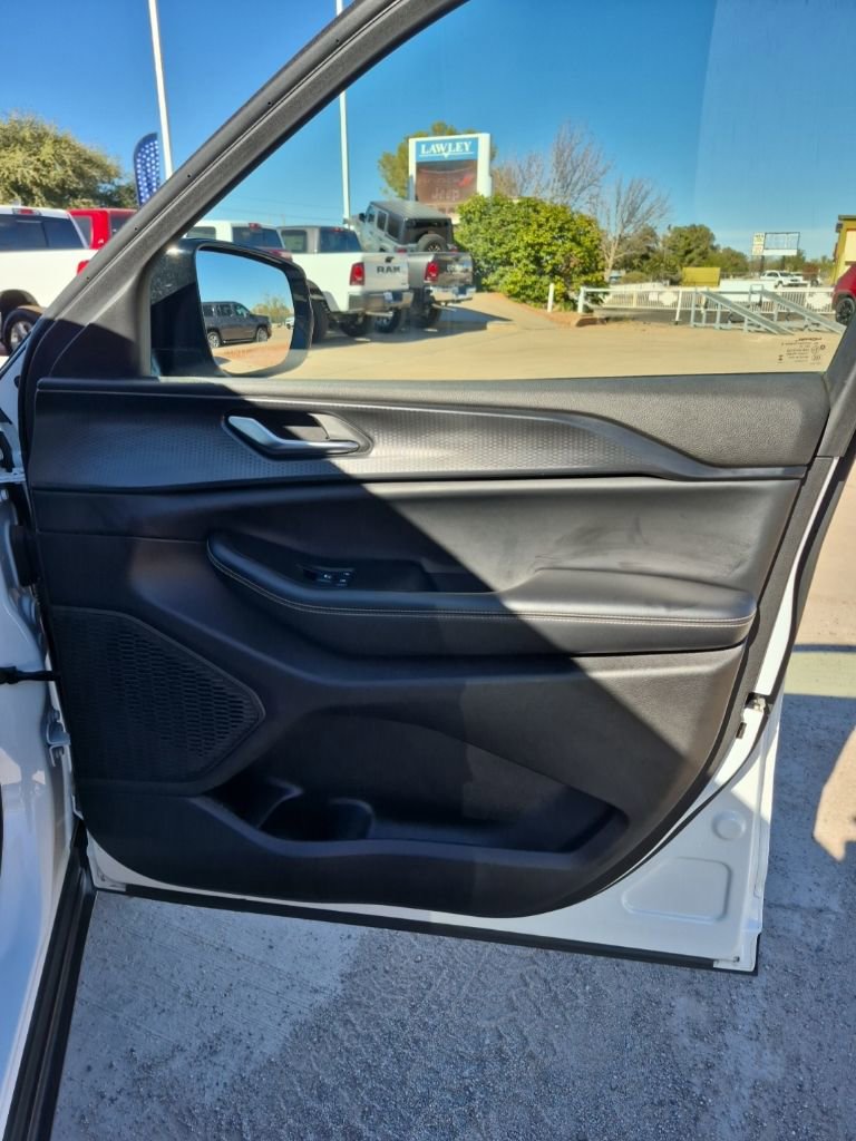 Used 2023 Jeep Grand Cherokee L Altitude AWD/4WD image 17