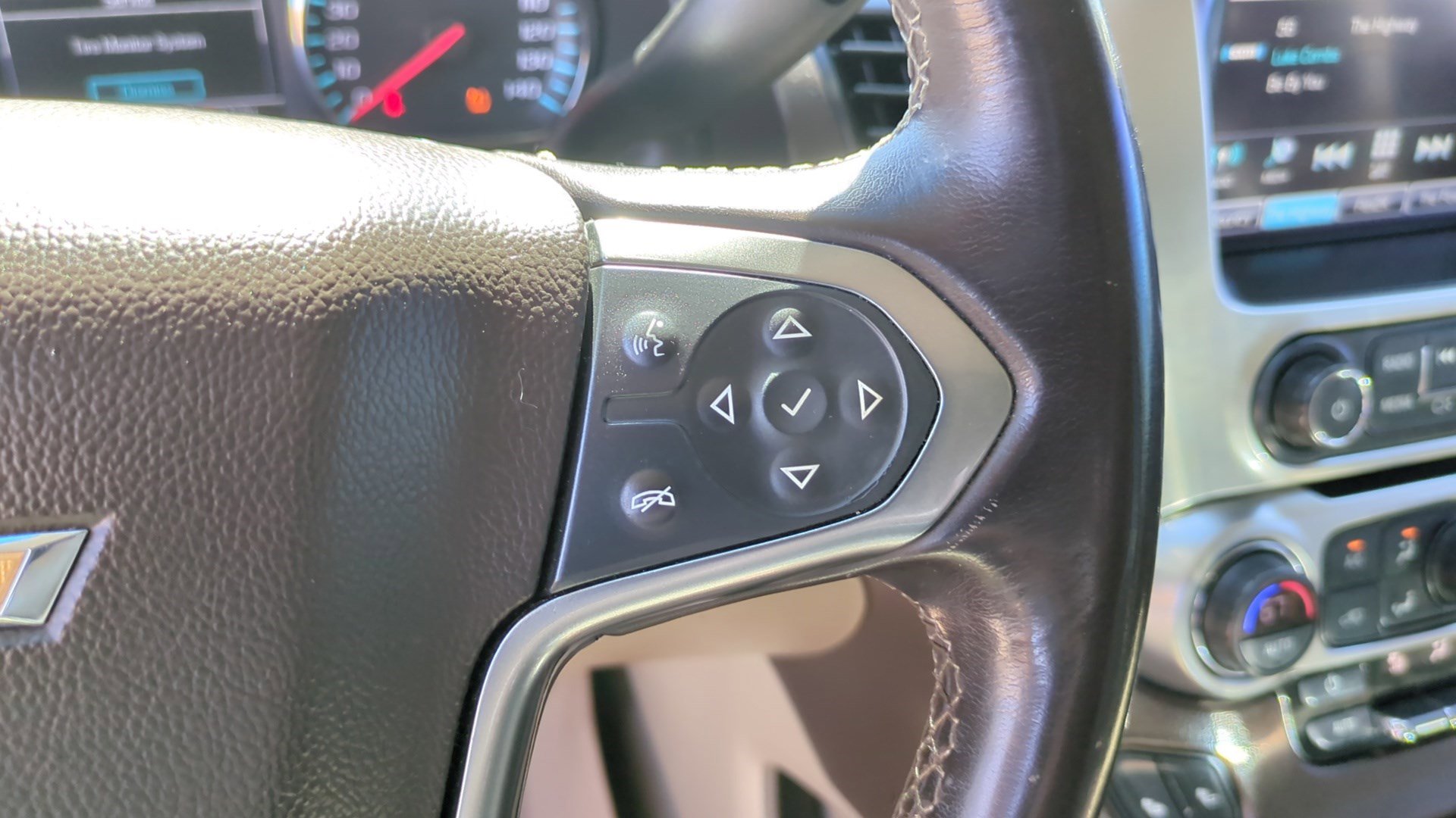 Used 2019 Chevrolet Suburban LT RWD image 18