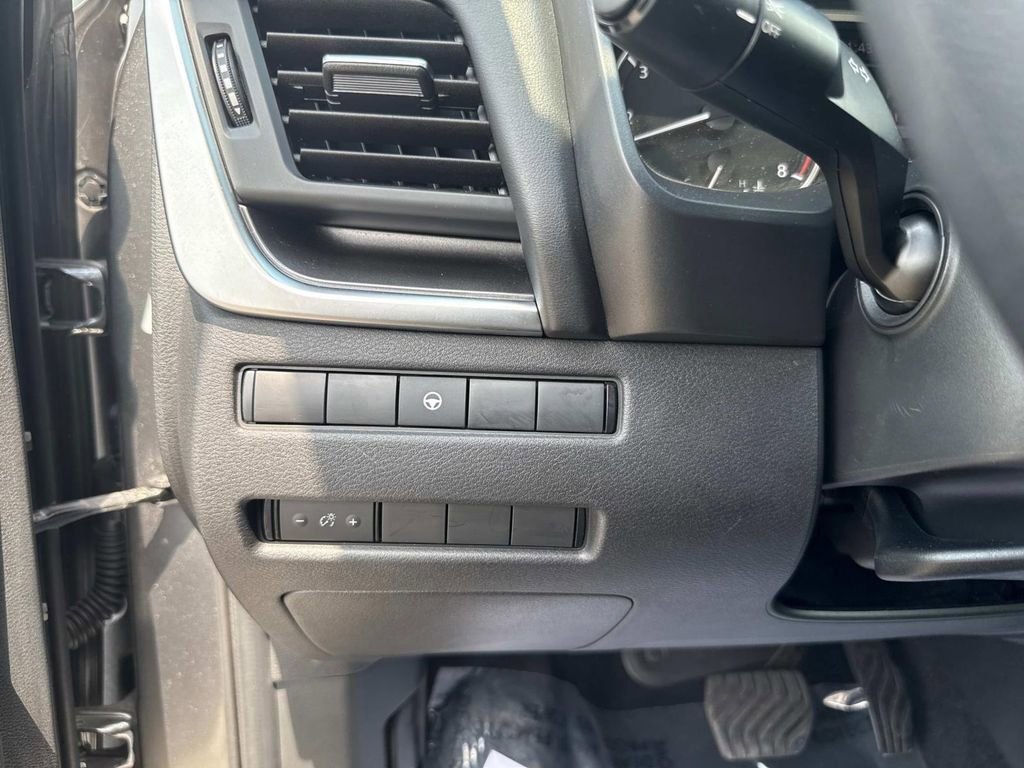 Used 2023 Nissan Rogue SV image 15