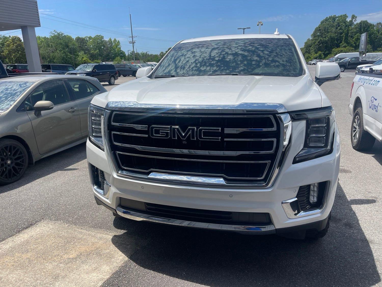 Used 2021 GMC Yukon SLT w/ SLT Premium Package AWD/4WD image 2