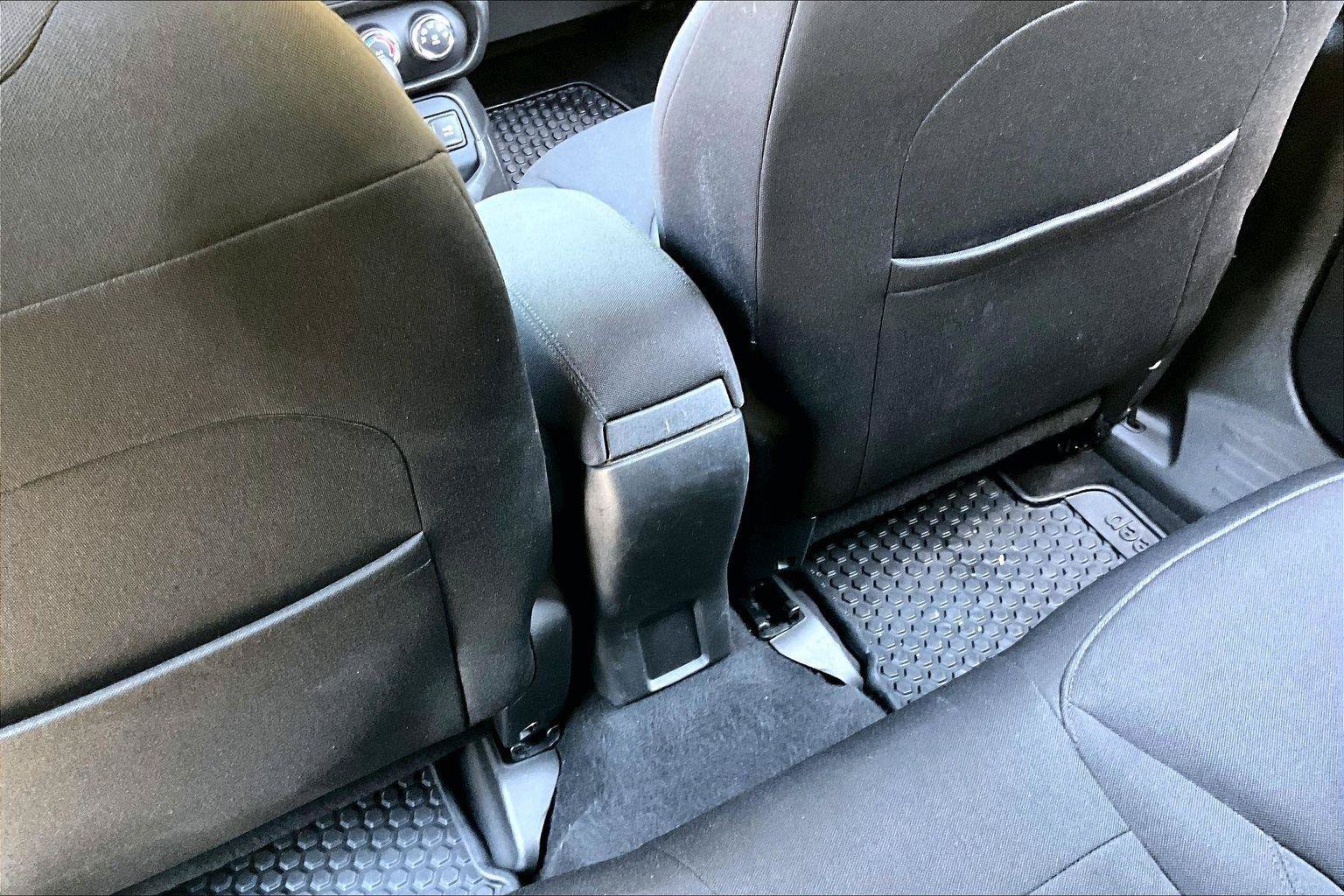 Used 2017 Jeep Renegade Latitude AWD/4WD image 34