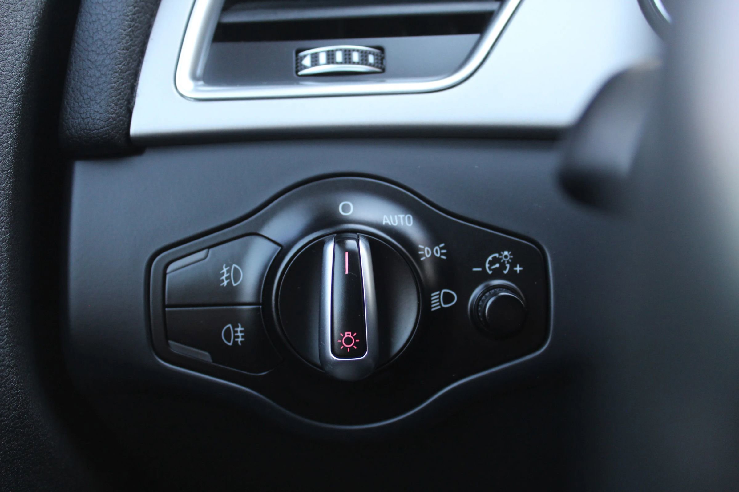 Used 2015 Audi A4 2.0T Premium w/ Audi MMI Navigation image 30