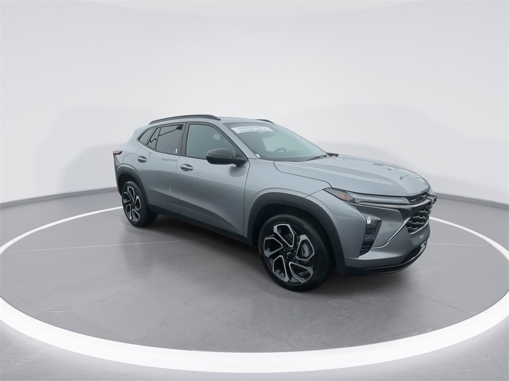 Used 2025 Chevrolet Trax RS w/ Sunroof Package image 2