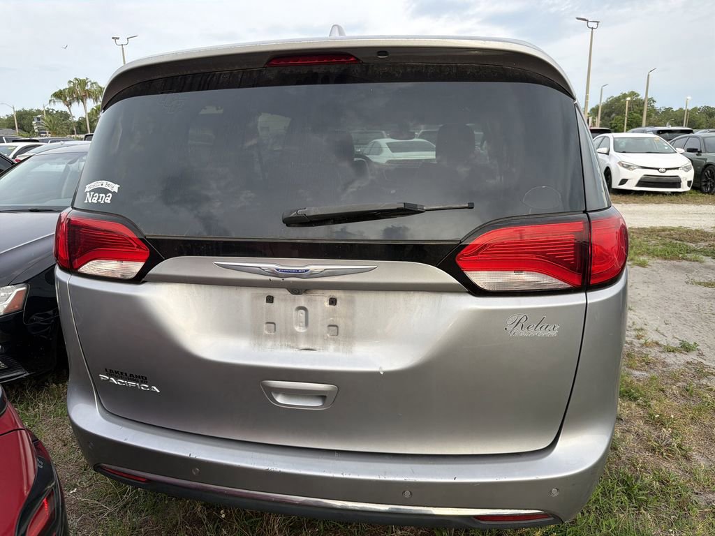 Used 2019 Chrysler Pacifica Touring-L FWD image 9