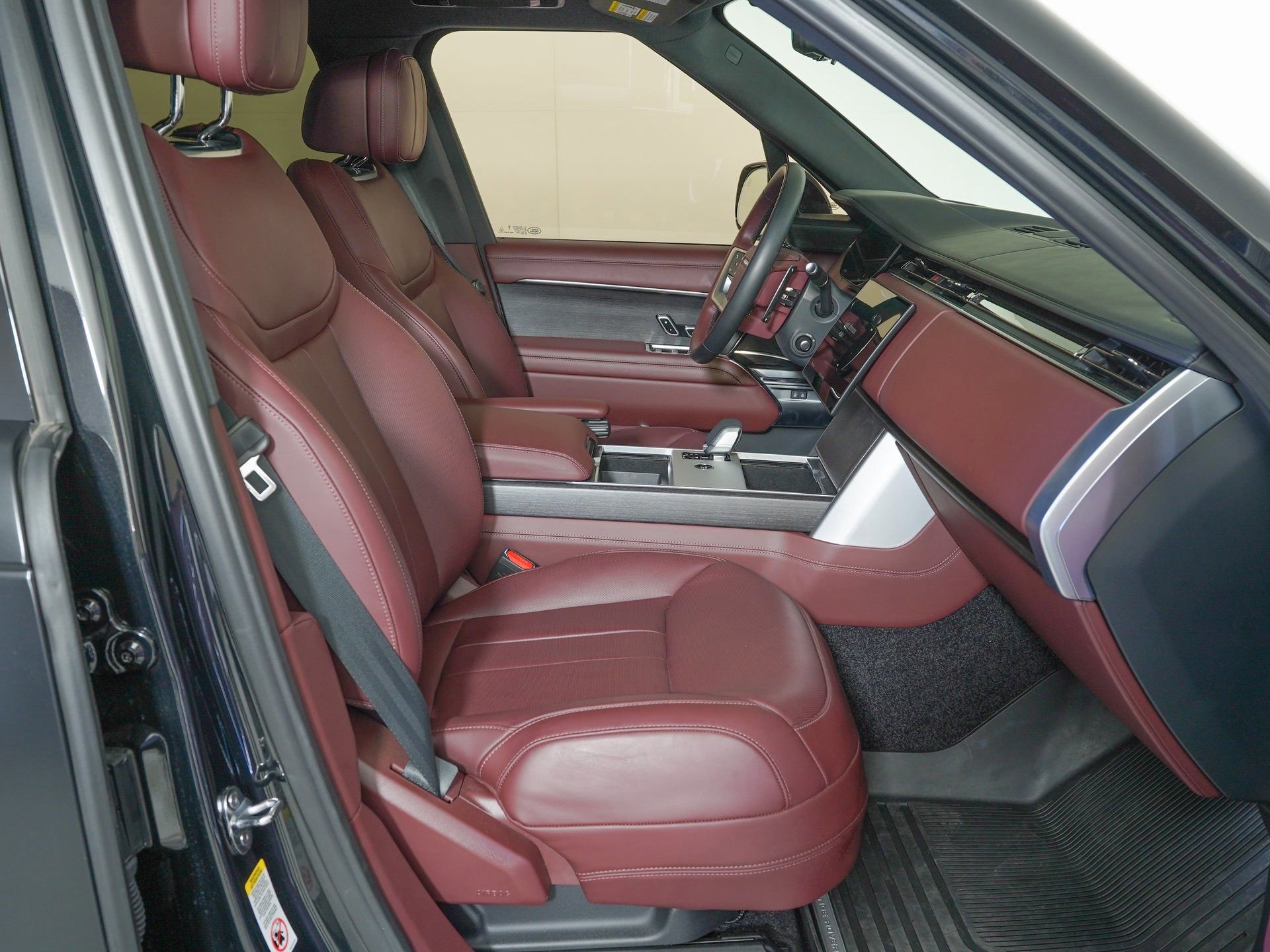 Used 2025 Land Rover Range Rover SE image 9