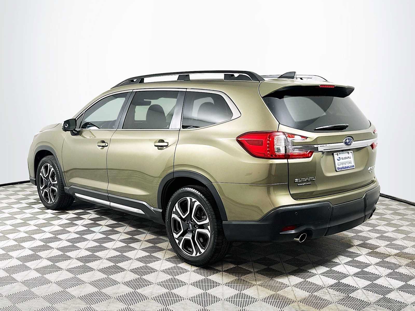Used 2023 Subaru Ascent Limited w/ Technology Package AWD/4WD image 5