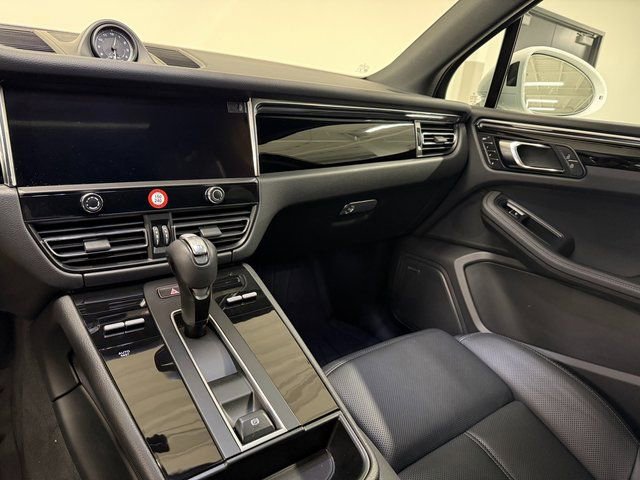 Certified 2025 Porsche Macan AWD/4WD image 14