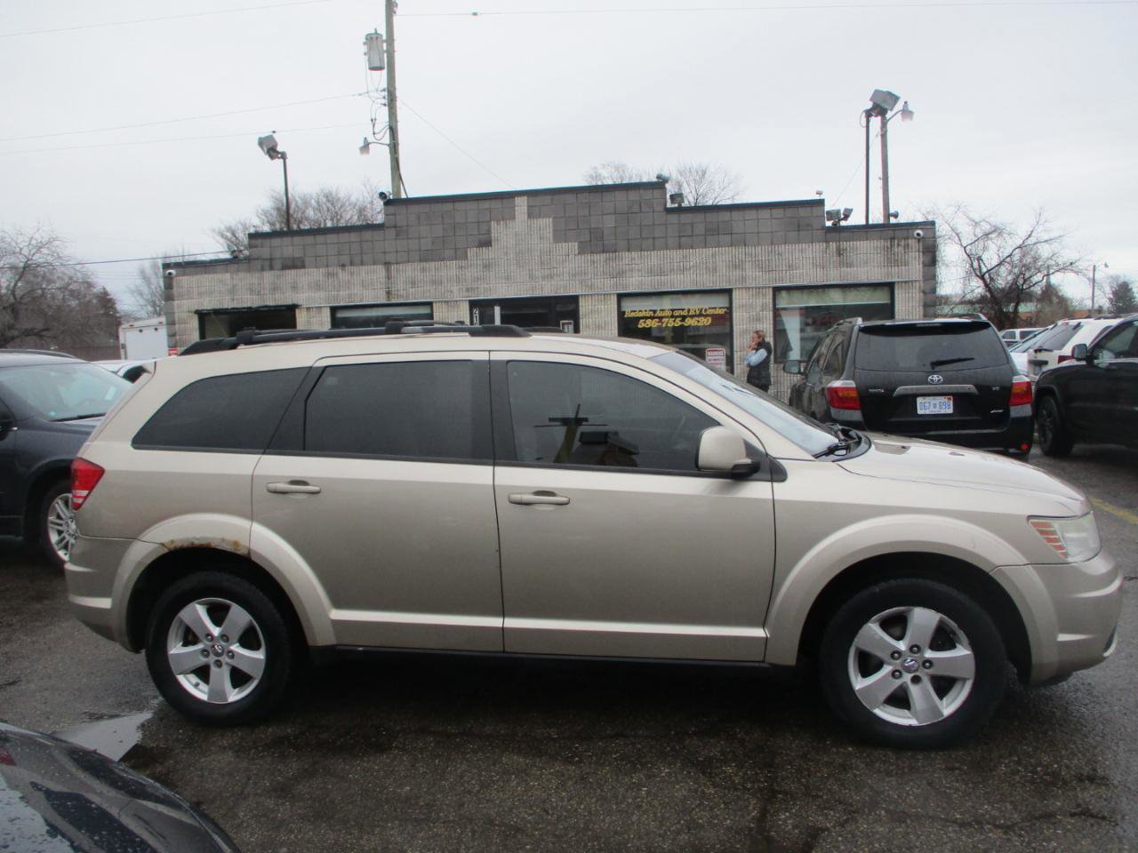 Used 2009 Dodge Journey SXT w/ Rear Seat Video Group I FWD image 2