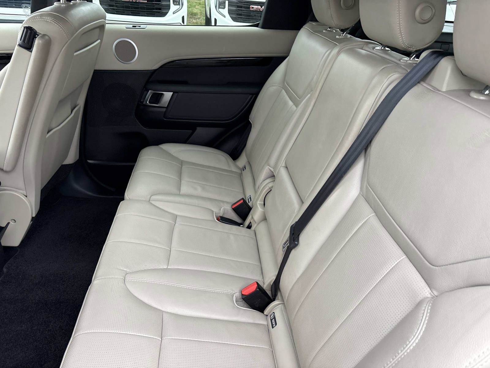 Used 2018 Land Rover Discovery SE image 30