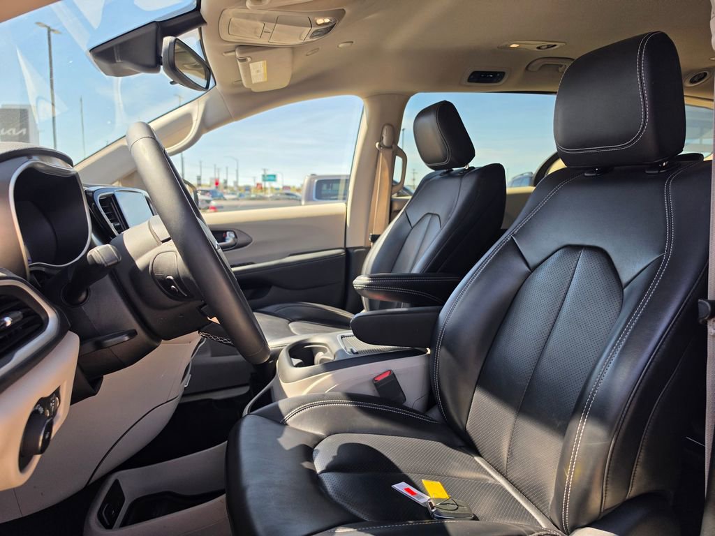 Used 2023 Chrysler Pacifica Touring-L image 10