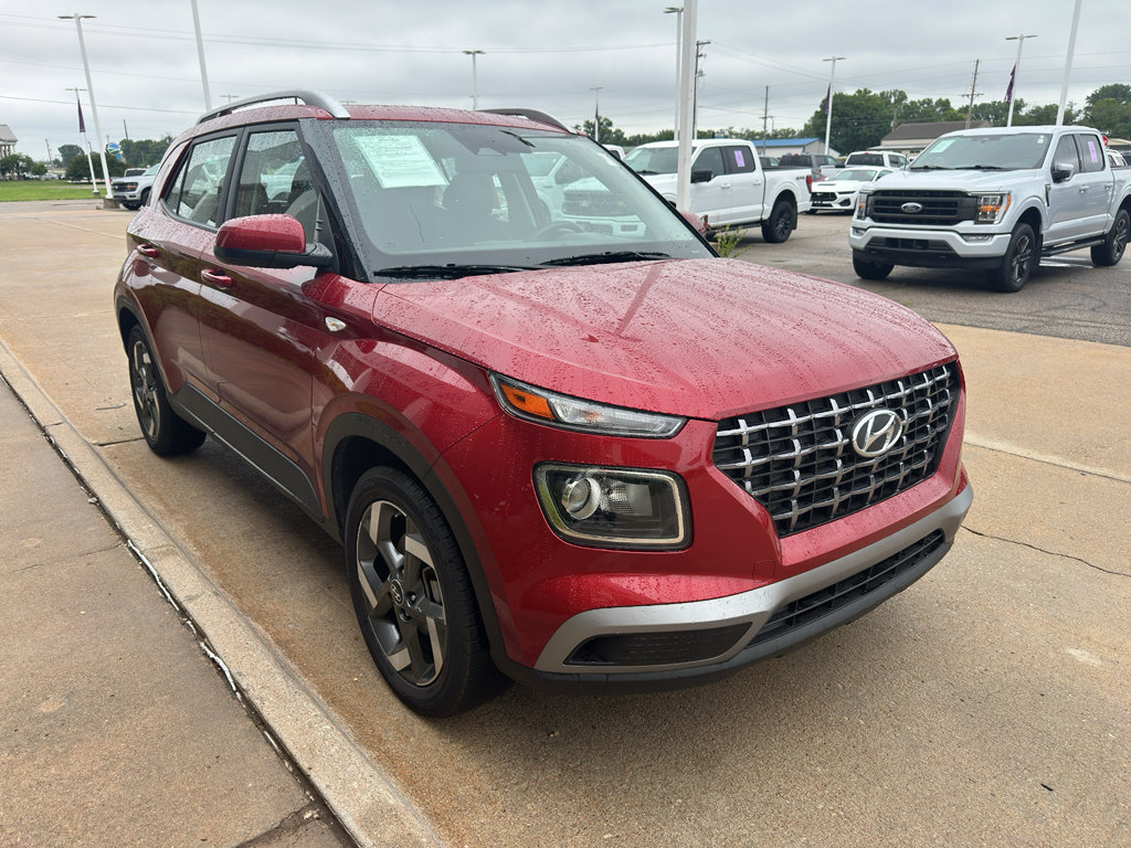 Used 2025 Hyundai Venue SEL FWD image 2