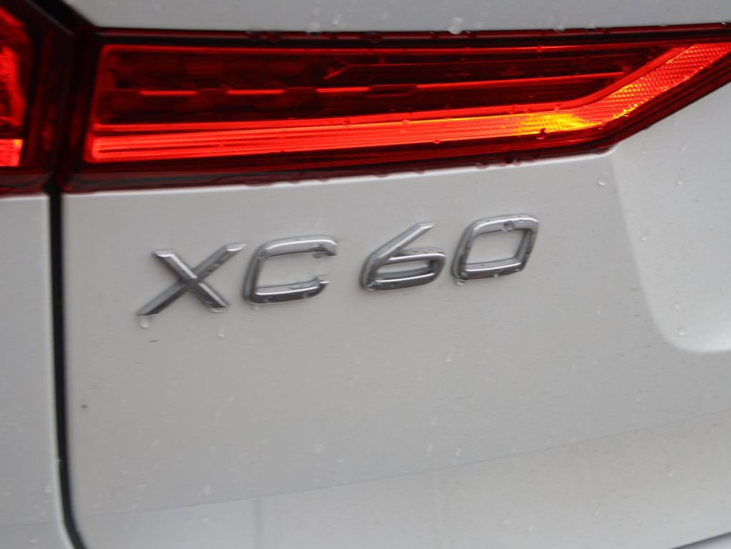 Used 2023 Volvo XC60 T8 Ultimate w/ Climate Package image 9