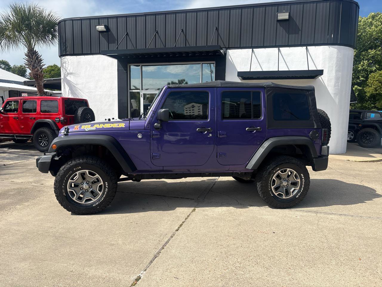 Used 2017 Jeep Wrangler Unlimited Sport w/ Connectivity Group AWD/4WD image 2