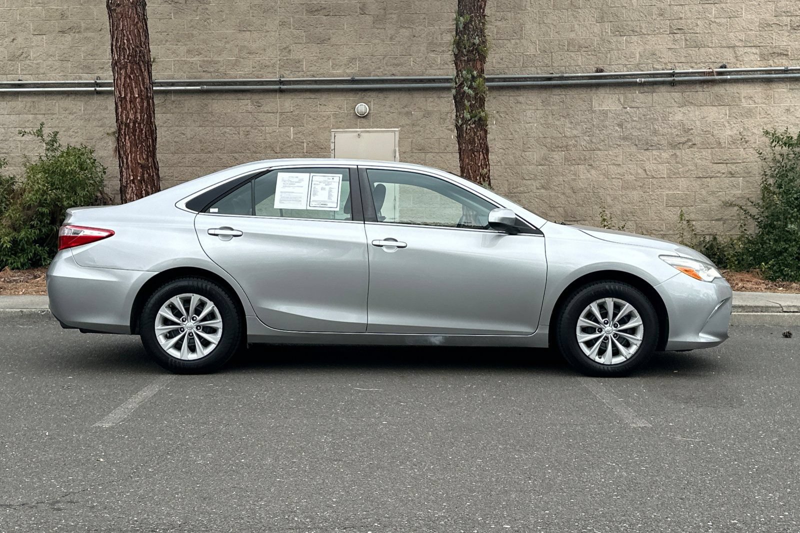 Used 2016 Toyota Camry LE FWD image 2