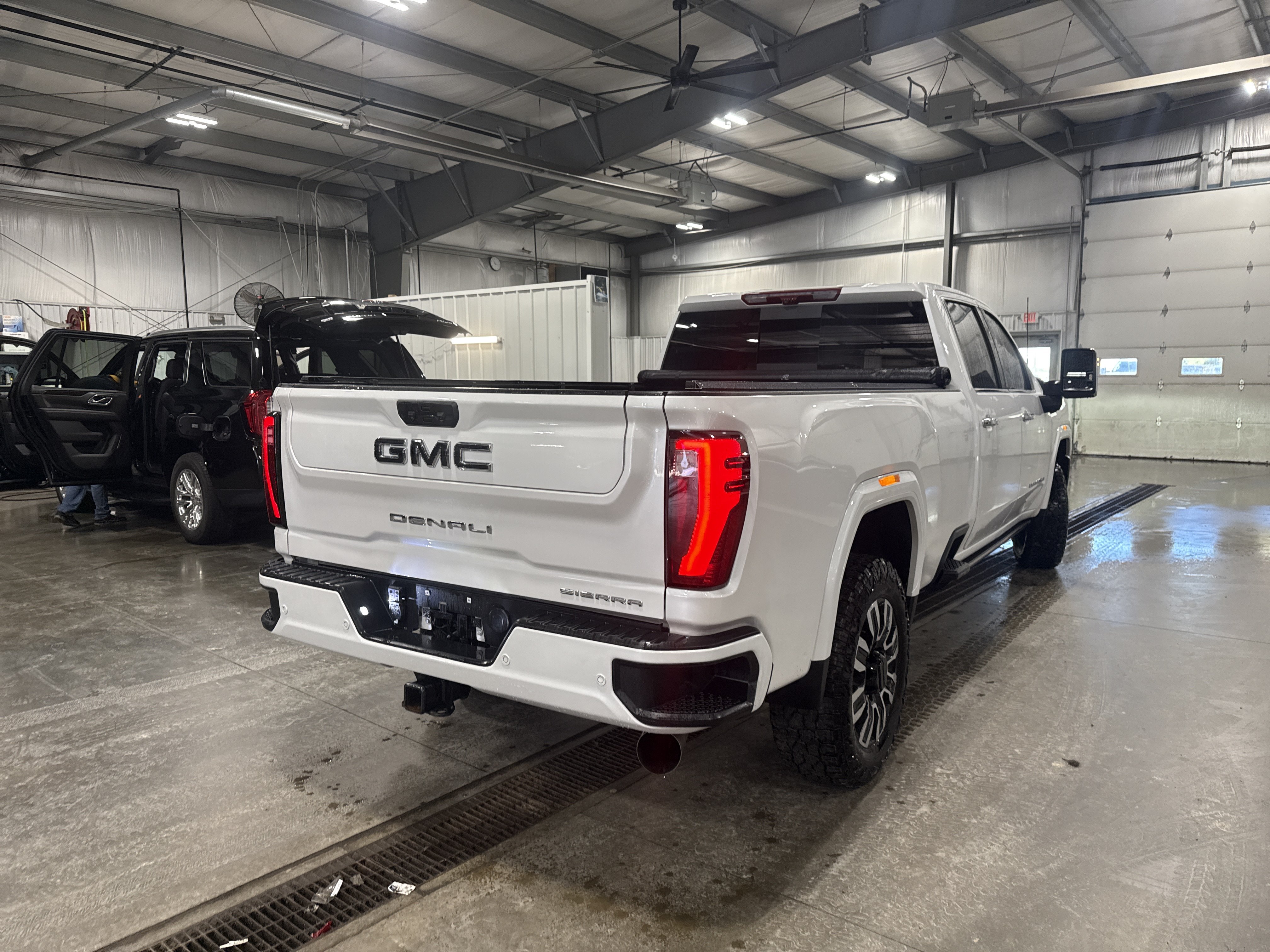 Used 2024 GMC Sierra 3500 Denali Ultimate AWD/4WD image 3