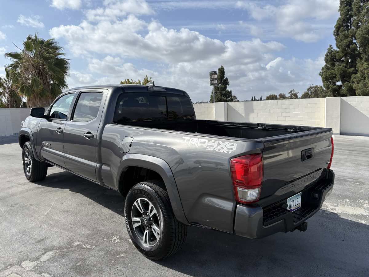 Used 2017 Toyota Tacoma TRD Sport image 12